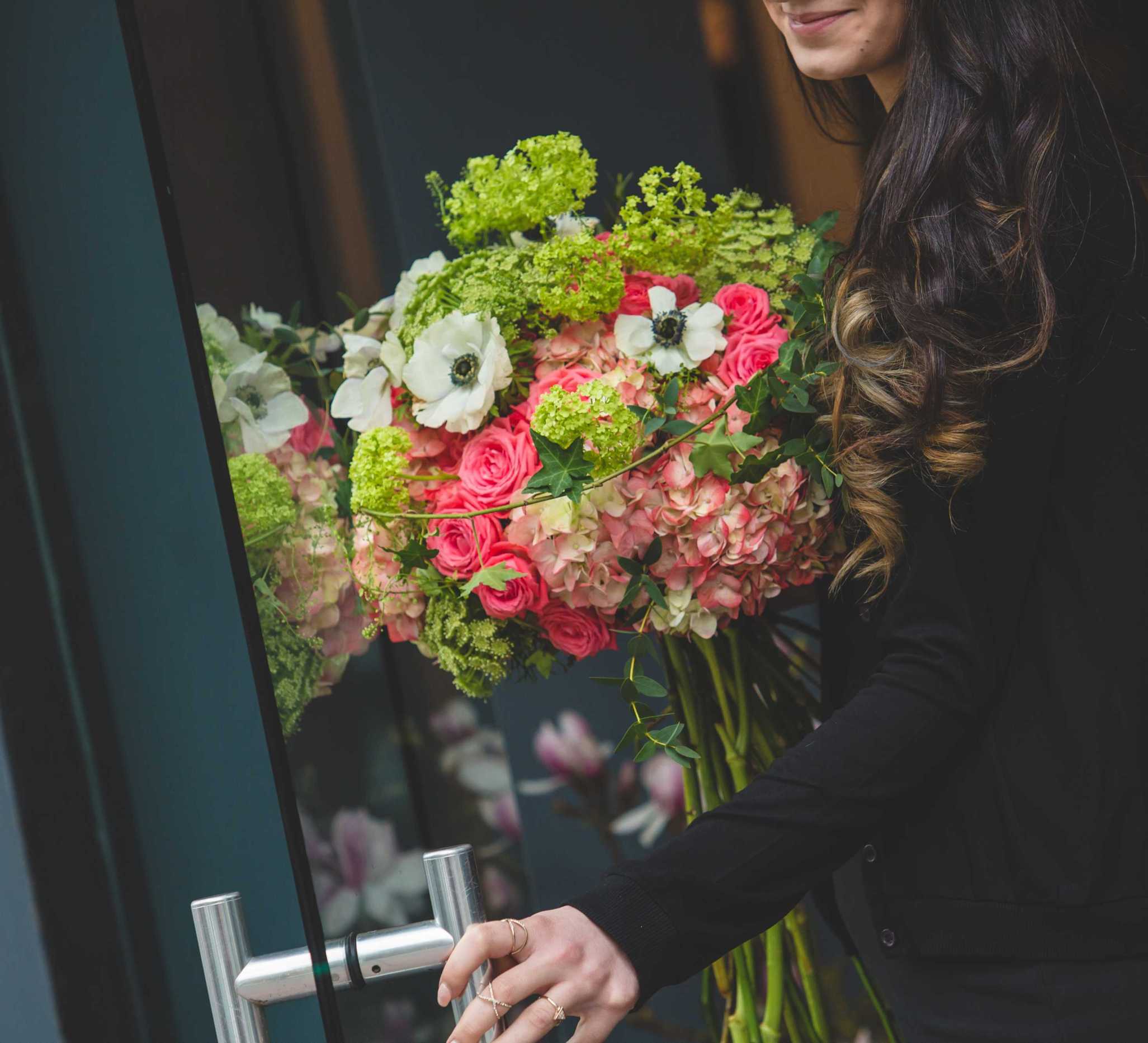 Life in Mississauga can get busy. Between work, errands, and social commitments, it's easy to forget those special moments that deserve a touch of magic. But what if you could bring a smile to someone's face with a thoughtful gesture, delivered straight to their doorstep? Enter the wonderful world of same-day flower delivery in Mississauga!