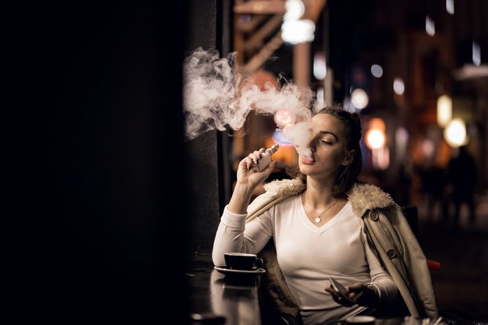 Woman-Vaping-in-Public-700px