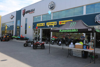 rsz_maximum_powersports_show_room