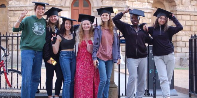 students-graduating-outside-radcliffe-660x330